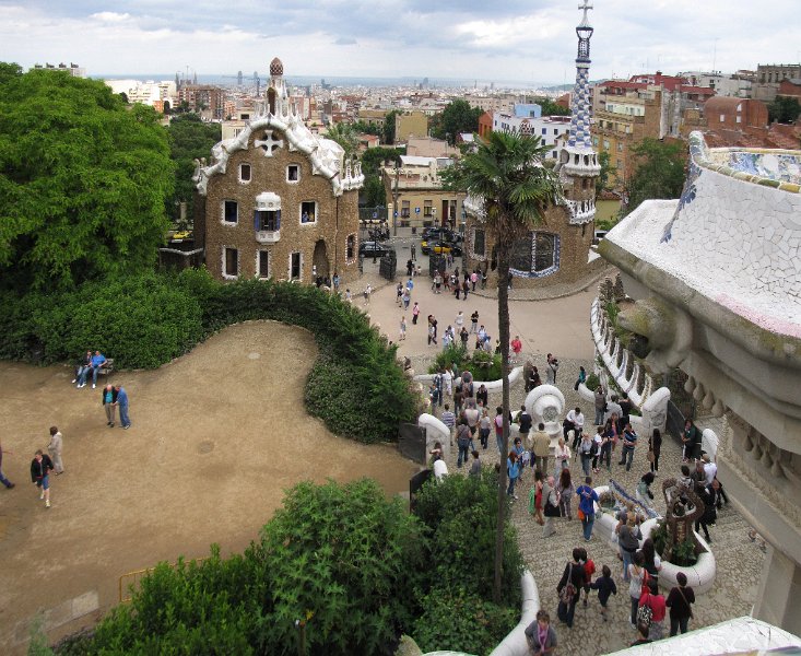 overzicht_park guell.jpg - Uitzicht op de ingang van Park Güell. De inspiratie voor de  portierswoning en portiersloge die links en rechts van de poort staan, heeft Gaudi gehaald uit het sprookje van Hans en Grietje.
